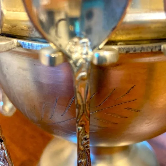 Antique silver-plated sugar bowl with a bird finial and matching spoons. - Picture 3 of 8